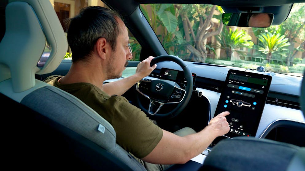 Mit der Bedienung des Infotainments ist Sämi nicht zufrieden, die Technik dahinter ist aber gut.