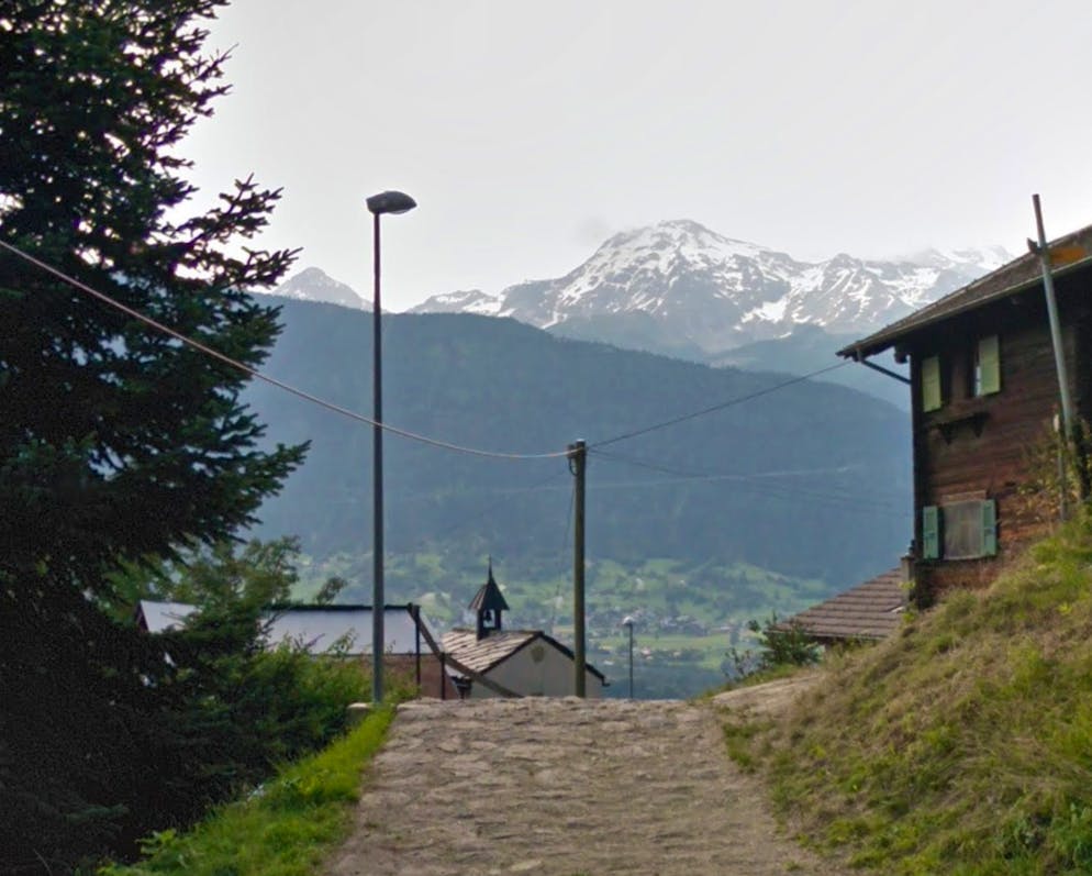 Im Walliser Weiler «Unner Moos» bei Naters findet ein langjähriger Nachbarschaftsstreit kein Ende.