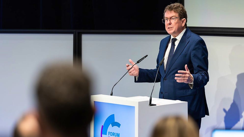 In den vergangenen 15 Jahren haben sich die Zeitungsauflagen in der Schweiz halbiert. Daran erinnerte Bundesrat Albert Rösti am Mittwoch in Lausanne.