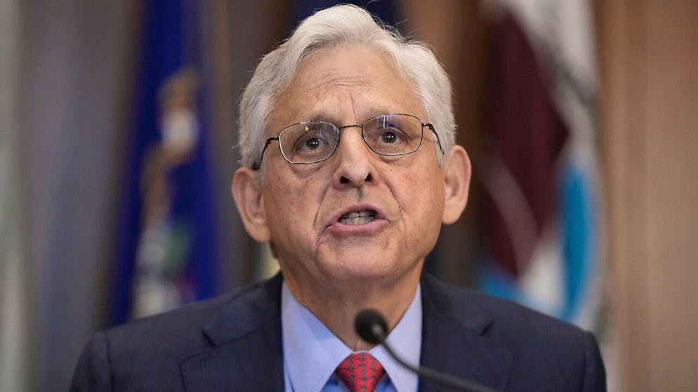 ARCHIV - US-Justizminister Merrick Garland spricht während einer Sitzung der Task Force für Wahlbedrohungen des Justizministeriums. Foto: Mark Schiefelbein/AP/dpa