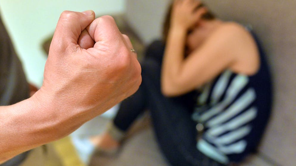 L'aiuto alle vittime di violenza domestica e sessuale va ampliato, secondo il Consiglio federale.