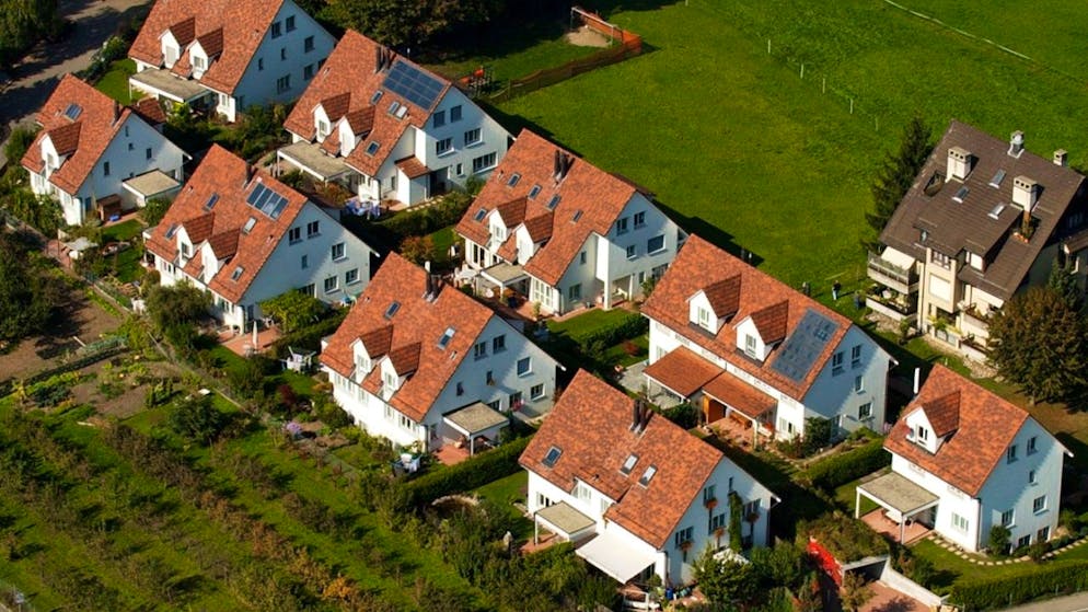Die Zeiten, als Immobilienbesitzer bei einem Verkauf deutlich überhöhte Preise verlangen konnten, sind vorbei. Dadurch verlängert sich die Verkaufsdauer. (Symbolbild)
