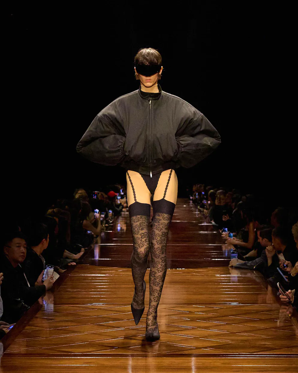 La tendance «no pants». ... d'autres ont défilé en bombers, petites culottes et porte-jarretelles.
