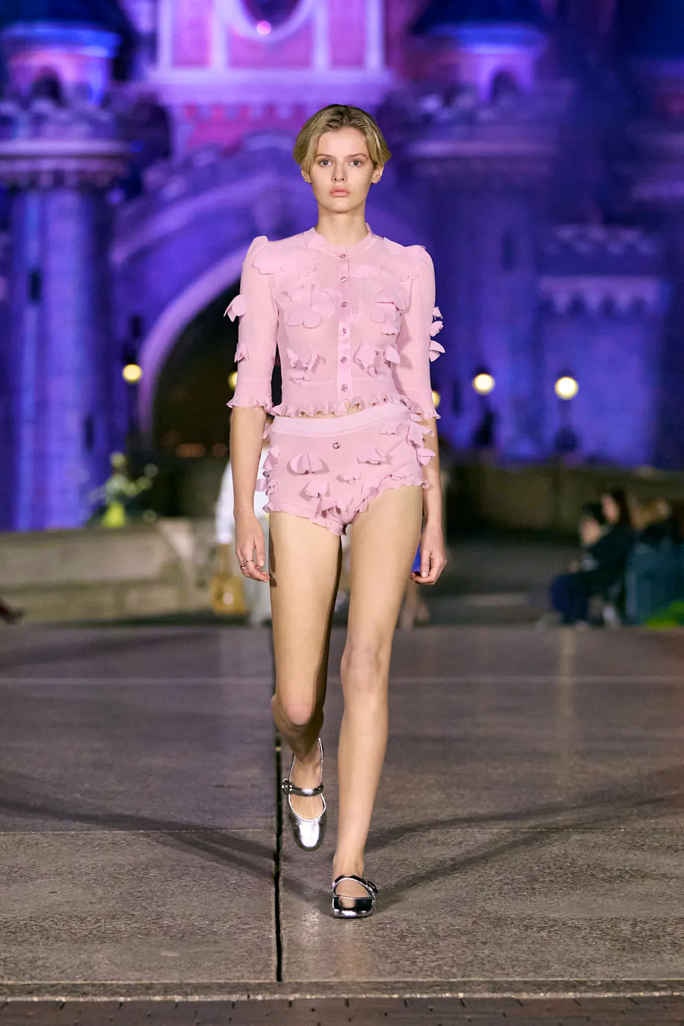 La tendance «no pants». Pour l'été 2024/25 Coperni romantise la petite culotte. 
