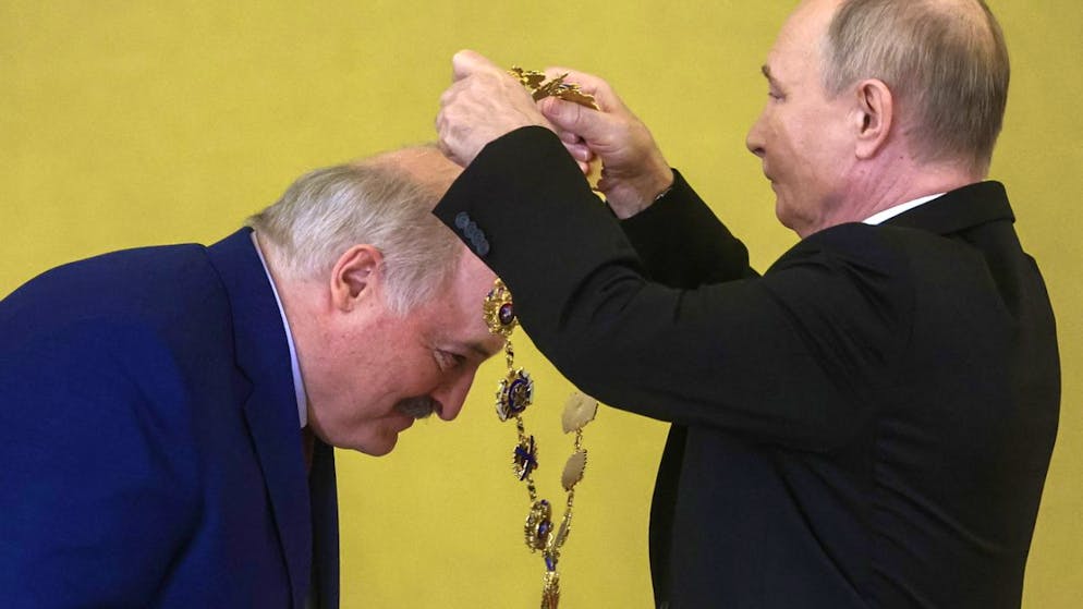 Il presidente russo Vladimir Putin mentre conferisce ad Alexander Lukashenko l'Ordine di Sant-Andrea