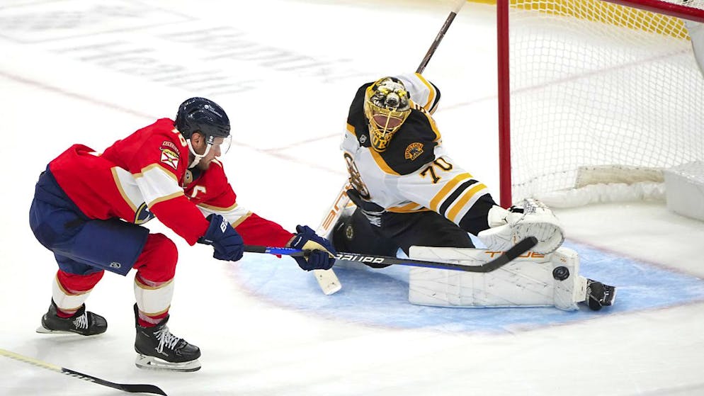 Die Florida Panthers (Aleksander Barkov) bezwingen in ihrem ersten Spiel nach dem Gewinn des Stanley-Cups die Boston Bruins (Joonas Korpisalo) 6:4
