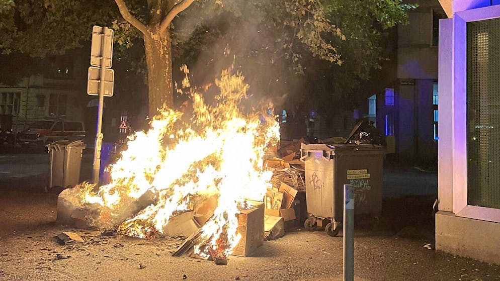 Wohl absichtlich in Brand gesteckt: zur Entsorgung bereitgestellter Karton am Zürcher Beatenplatz.