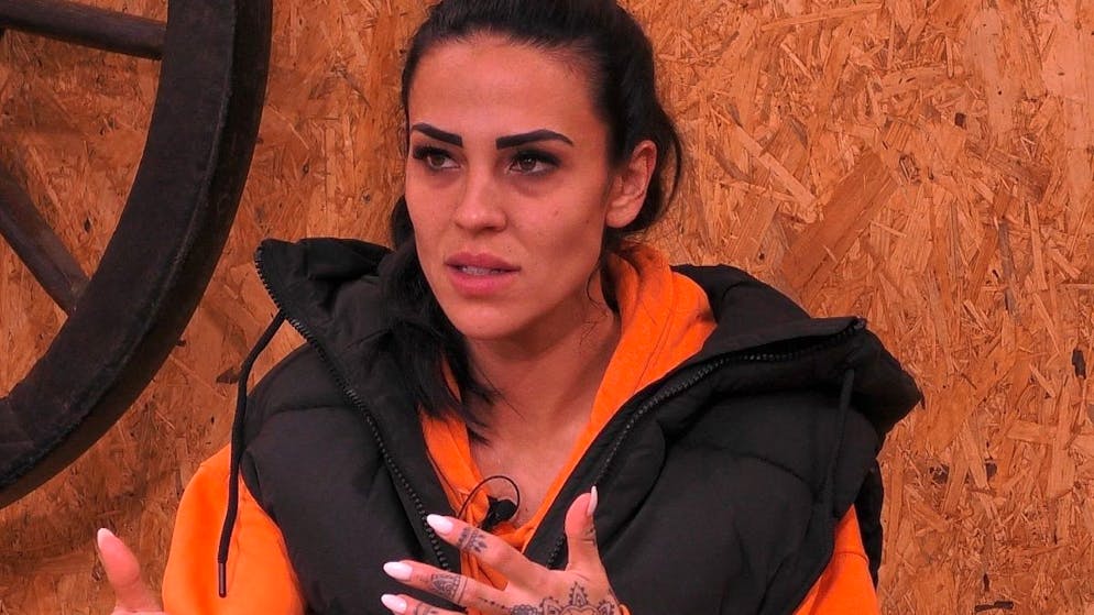 Notarzt im Container. Reality-Star Elena Miras muss «Promi Big Brother» verlassen