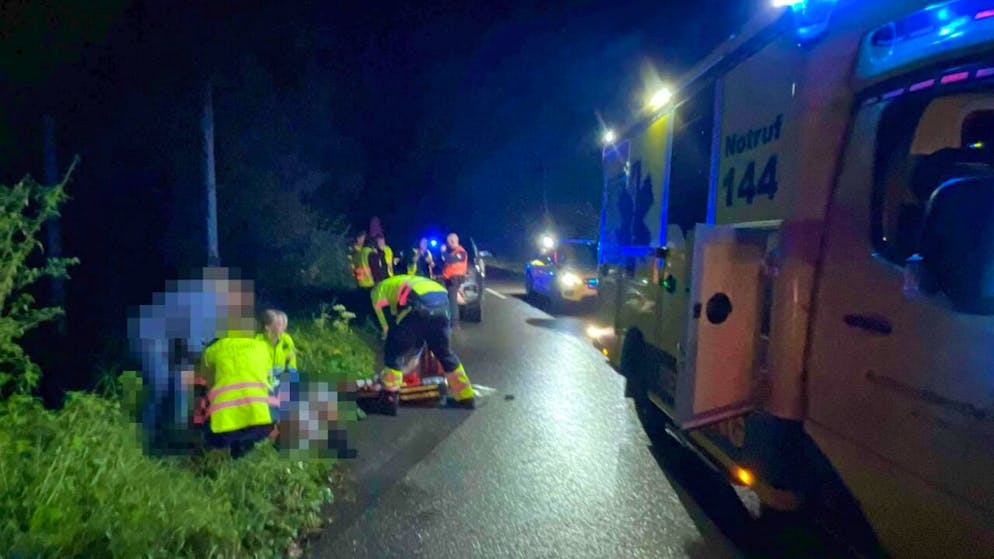 Die Rettungskräfte haben die verletzte Frau nach dem Unfall auf der Gempenstrasse in Dornach SO erstversorgt. Die 21-Jährige wurde ins Spital gebracht.