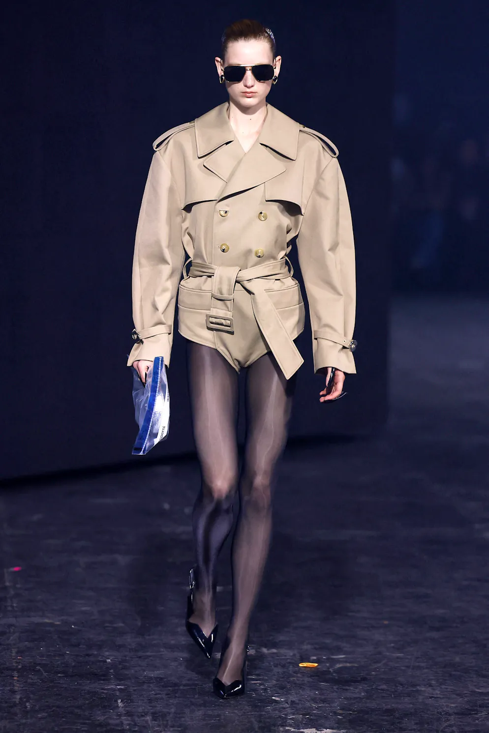 La tendance «no pants». Et voici le nouveau trench selon Coperni pour cet automne-hiver 2024-2025. Ou devons-nous dire la veste-culotte? 