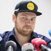 Der Schweizer Skirennfahrer Niels Hintermann spricht an einer Medienkonferenz ueber seine gesundheitliche Verfassung, aufgenommen am Mittwoch, 9. Oktober 2024 in der Klinik Hirslanden in Zuerich. Aus gesundheitlichen Gruenden wird Niels Hintermann die kommende Wettkampf-Saison 2024/25 auslassen. (KEYSTONE/Ennio Leanza)