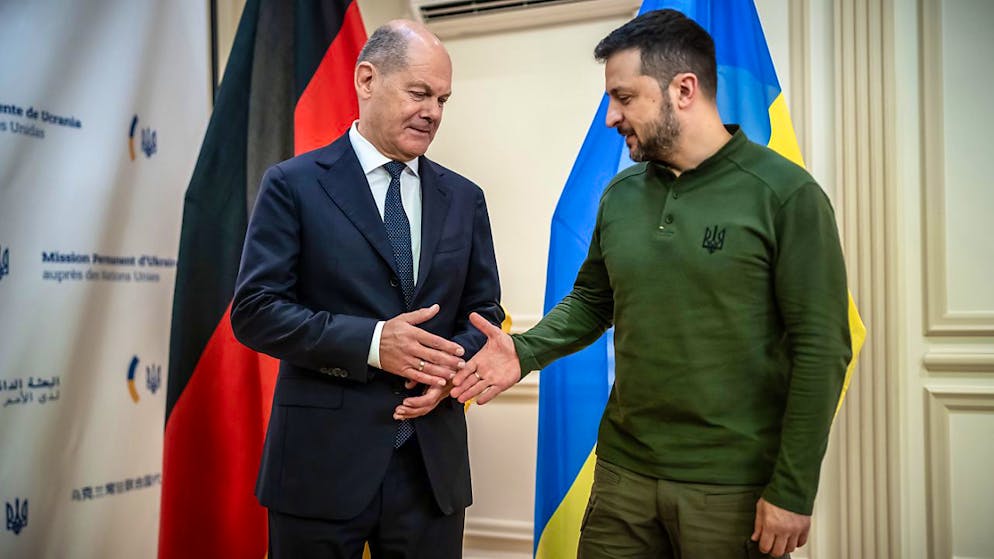 ARCHIV - Bundeskanzler Olaf Scholz (SPD) und Wolodymyr Selenskyj (r), Präsident der Ukraine, begrüßen sich bei einem bilateralen Treffen vor Beginn der 79. Generaldebatte der UN-Vollversammlung. Foto: Michael Kappeler/dpa