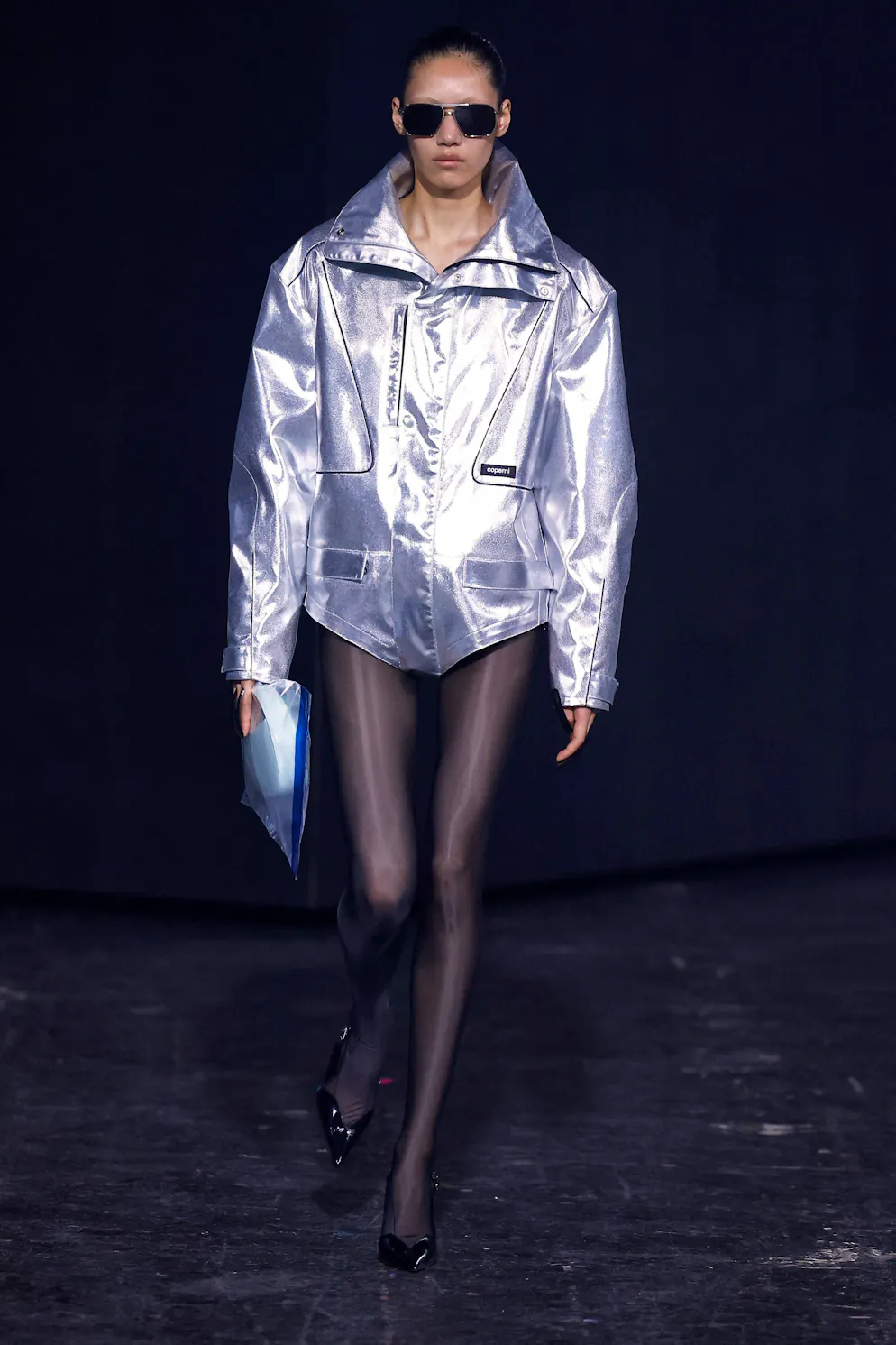 La tendance «no pants». Et voici la "veste-culotte" en métallique pour une touche futuriste, signée Coperni.