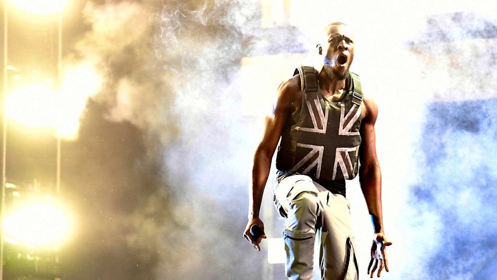 2019 trug der britische Rapper Stormzy eine der Banksy-Westen bei einem Auftritt am Glastonbury-Festival. (Archivbild)