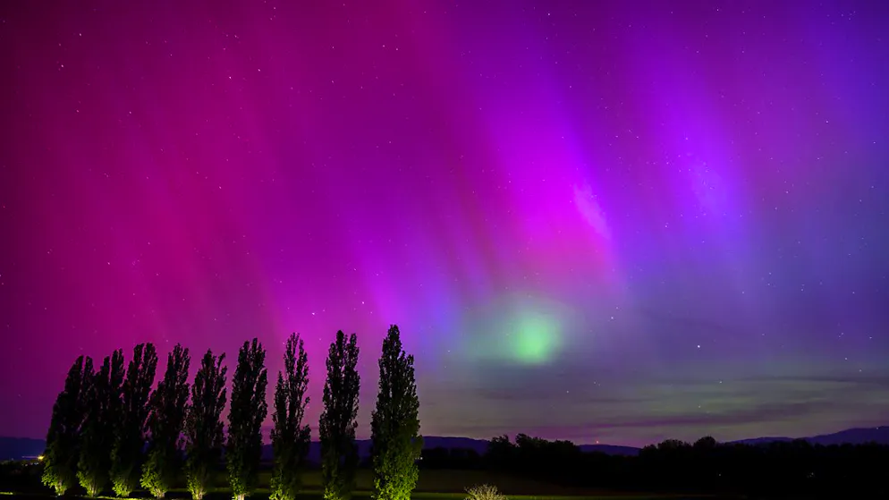 In arrivo una tempesta geomagnetica: oltre a disagi potrebbe rendere visibili le aurore boreali come quelle fotografate lo scorso 10 maggio anche in Svizzera, nel villaggio di Daillens (VD).