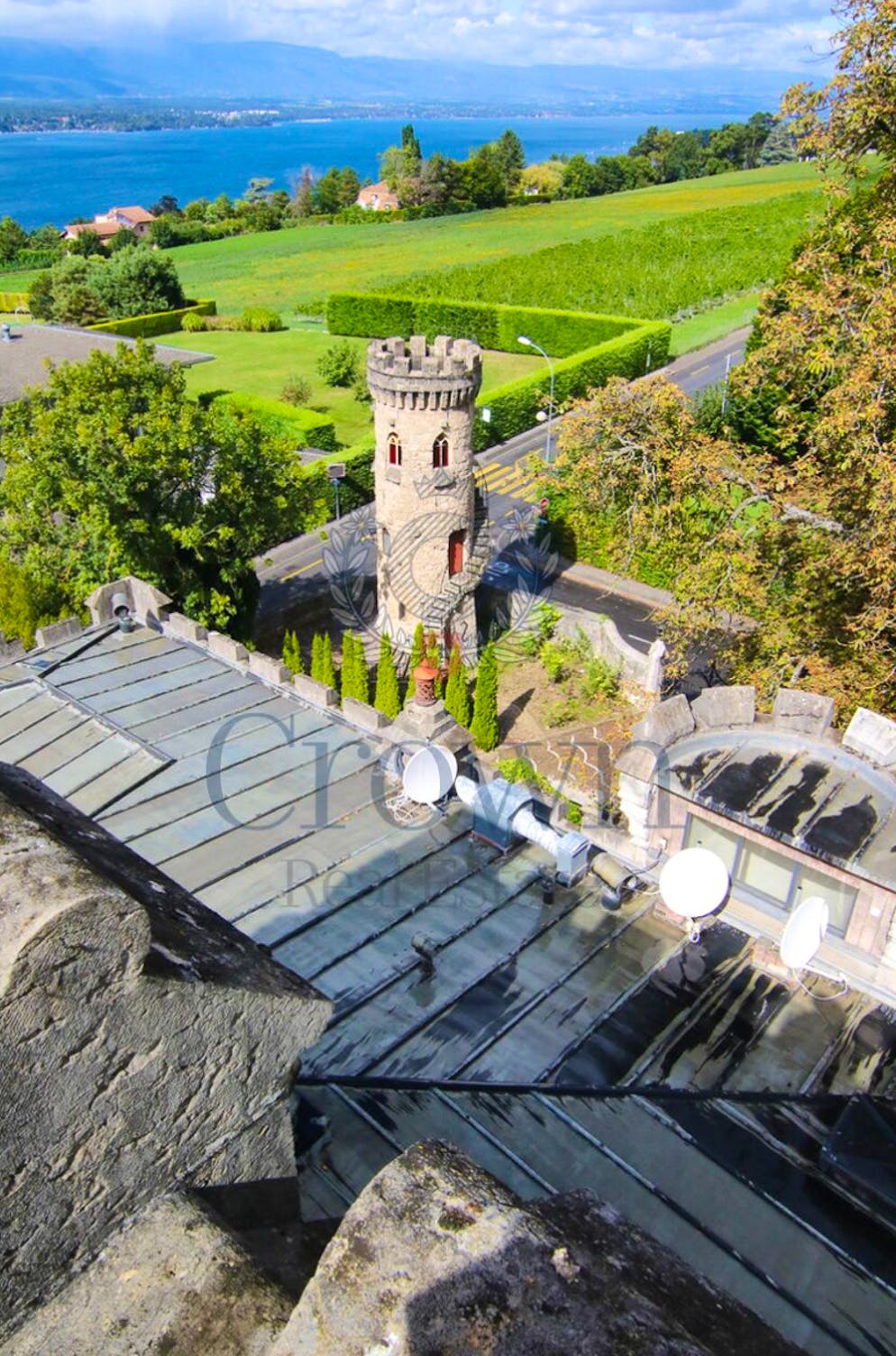 Der Turm mit Aussicht auf den Genfersee.