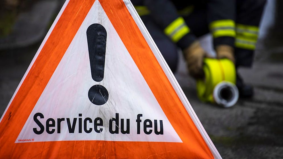 Des pompiers s'activent à maîtriser l'incendie qui s'est déclaré jeudi en fin d'après-midi à dans une entreprise à Troistorrents (image symbolique).