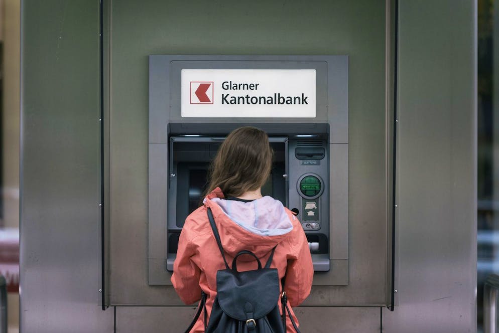 Für viele junge Erwachsene ist die Zukunft ungewiss. Wofür also Geld sparen? (Symbolbild)