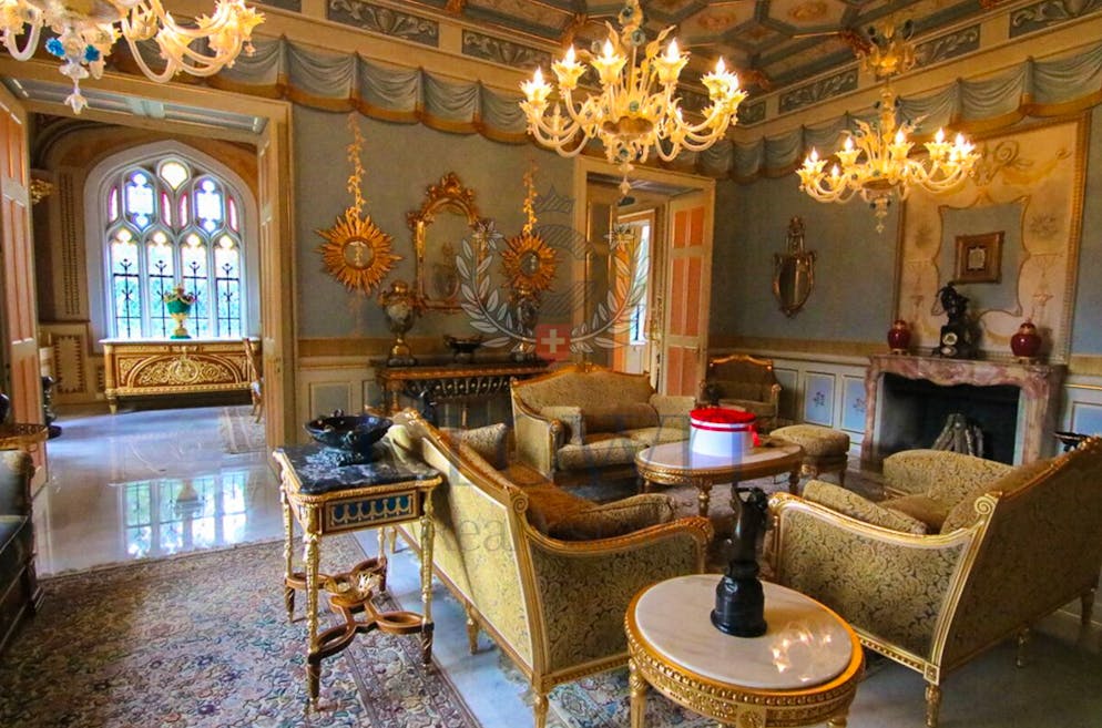 Das Schloss ist im Neo-Tudor-Stil gebaut worden. Eine moderne Interpretation der historischen Tudor-Architektur.