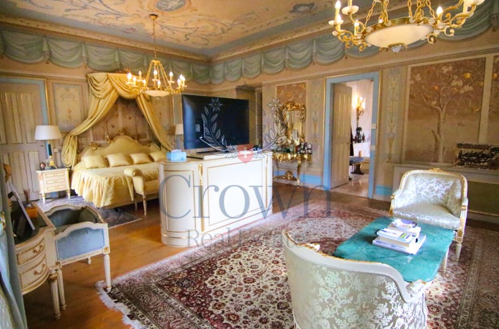 Das Schloss hat acht Schlafzimmer und sieben Badezimmer.