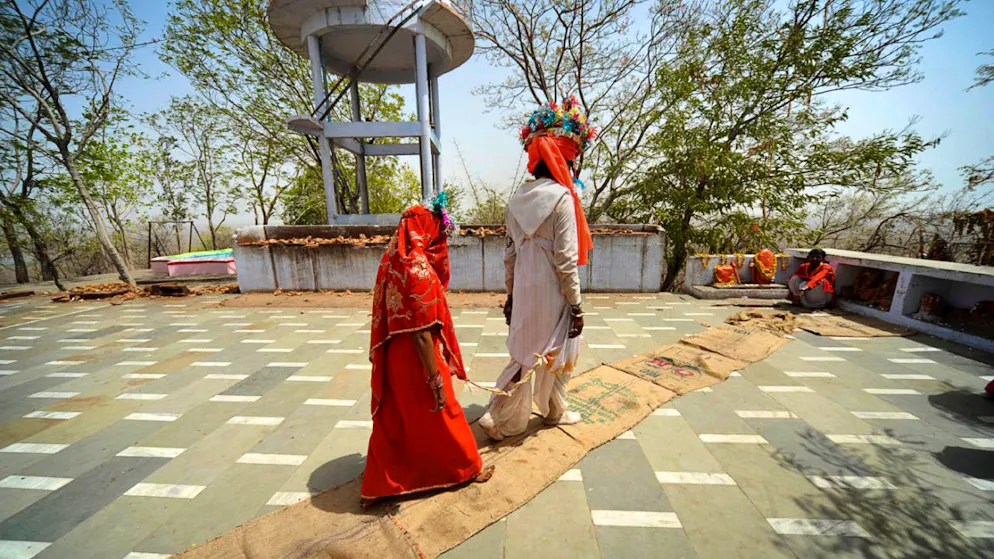 Auch in Indien sind Kinderehen nicht selten. Im Bild ein junges Mädchen als Braut hinter ihrem neuen Ehemann. (Archiv)
