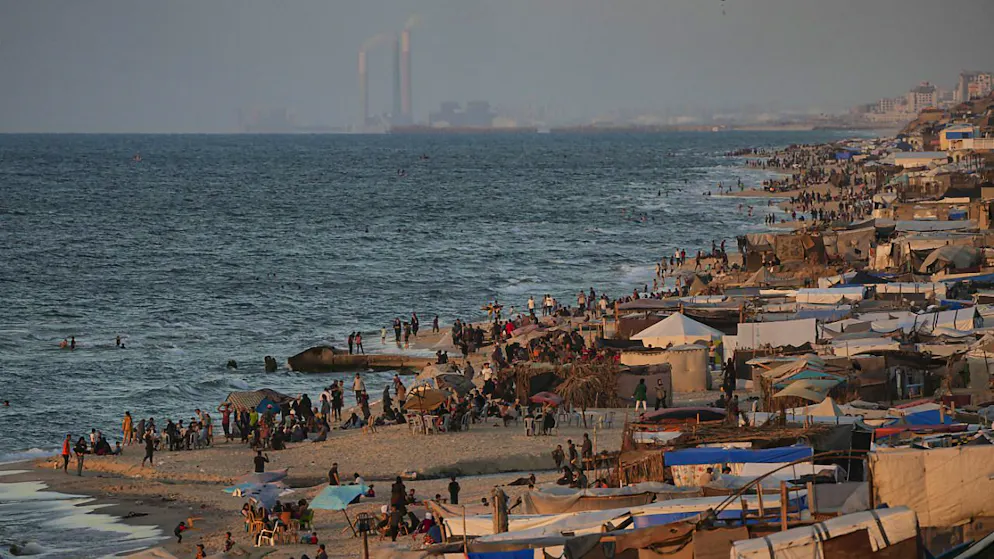 Des tentes sont entassées alors que des Palestiniens déplacés campent le long de la plage de Deir al-Balah, au centre de la bande de Gaza.
