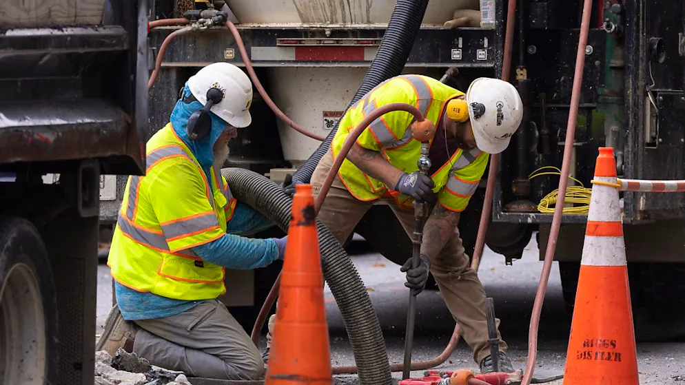 Zwei Strassenbauer in den USA arbeiten in der Haupstadt Washington, DC. In der weltgrössten Volkswirtschaft haben die Erstanträge auf Arbeitslosenhilfe im September überraschend zugelegt. Das ist kein gutes Zeichen für die wirtschaftliche Lage. (Symbolbild)