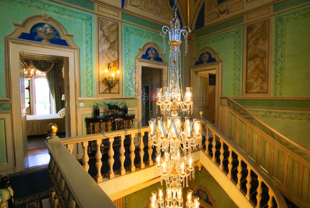 Die Kronleuchter sind massgefertigt aus Murano, eine Insel in Venedig.