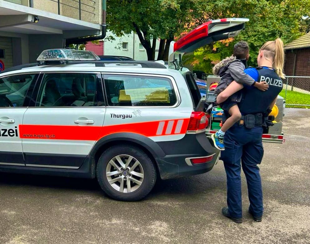The visit ended with a tour of the police car.