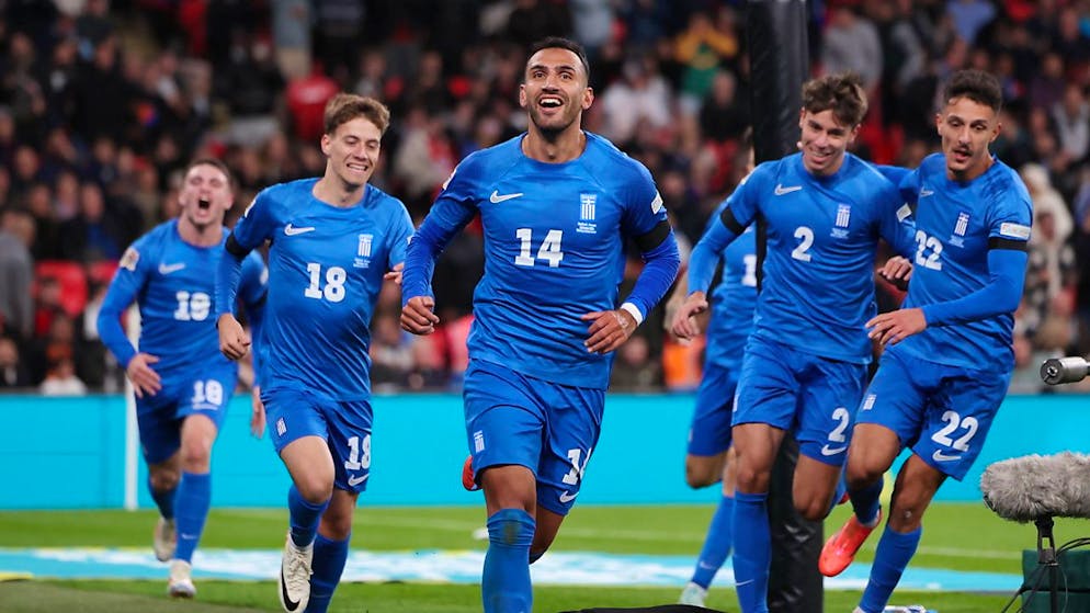 Italien verspielt Führung, Griechen düpieren die Engländer - Gallery. Vangelis Pavlidis lässt die Griechen in England in der Nachspielzeit jubeln