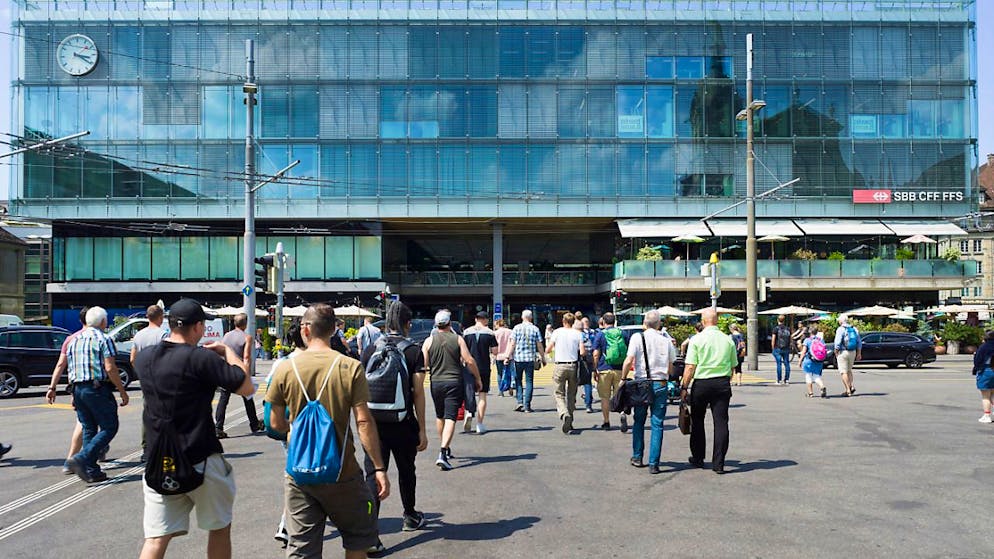 Chi rimane fermo ostacola i passanti.