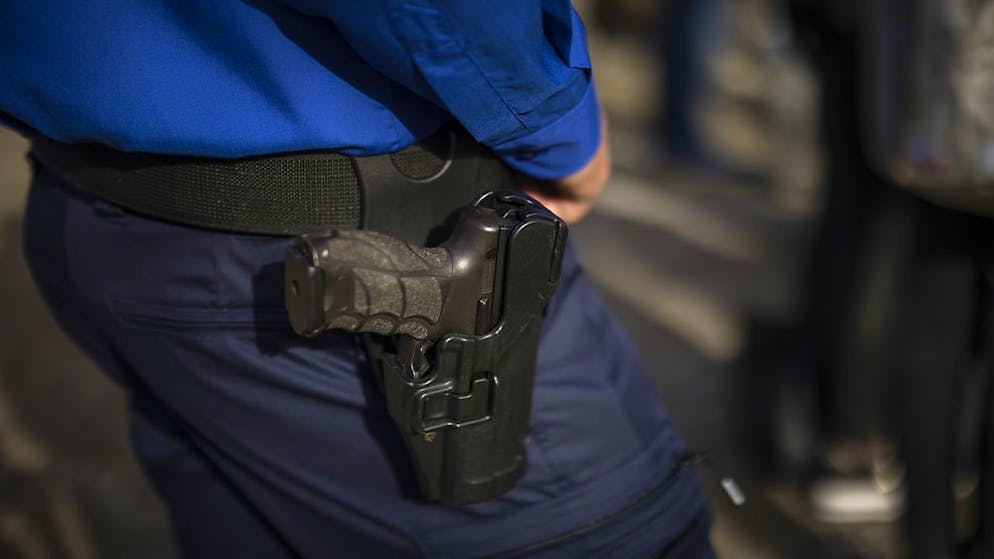 "Nur zu deiner Info": Ein Polizist hatte Gemeindeangestellte per E-Mail mit Informationen aus Polizeieinsätzen versorgt. Dafür steht er heute vor Obergericht. (Symbolbild)