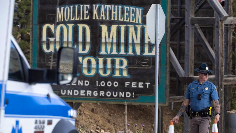 Colorado. Twelve tourists trapped in gold mine for hours - one dead