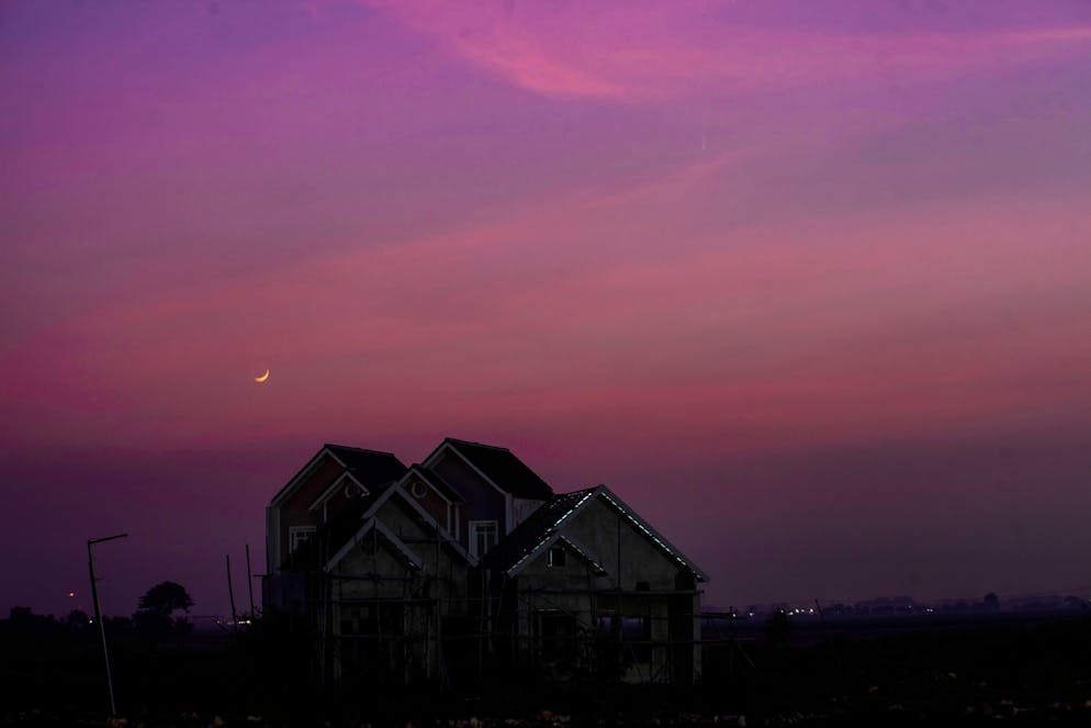 Komet mit Schweif am abendlichen Westhimmel - Gallery. Tsuchinshan-Atlas ist über dem Nachthimmel im westlichen Java in Indonesien.