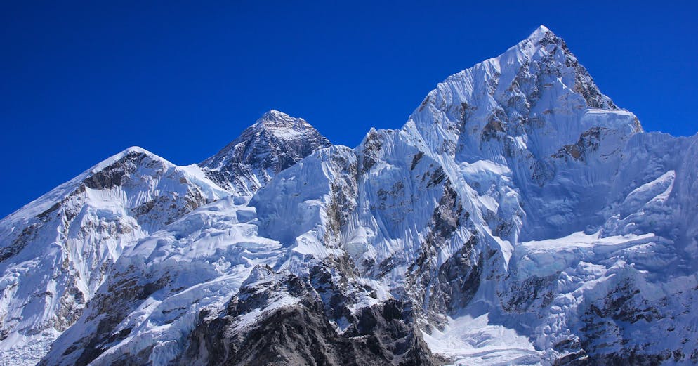 Der Mount Everest and sein Nachbargipfel Nuptse.