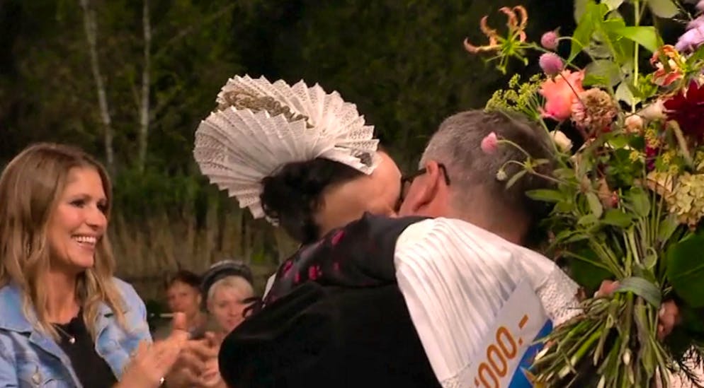 With traditional Thurgau costume and a loud cheer to victory: Irma Schatt kisses her husband.
