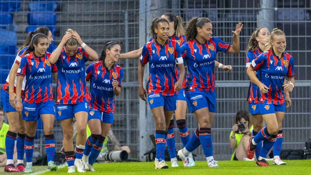 Die A-Frauenteams des FC Basel und des FC St. Gallen markieren mit ihrem Meisterschaftsspiel den Abschluss des Weltmädchenfussballtags in Basel. (Archivbild)