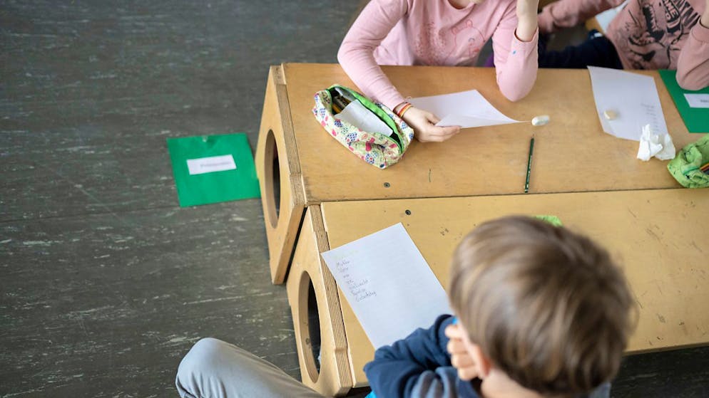 Wer in der Regelklasse nicht mithalten kann, soll in eine Förderklasse: Die FDP hat ein Paket mit Vorstössen zur Volksschule vorgestellt. (Symbolbild)