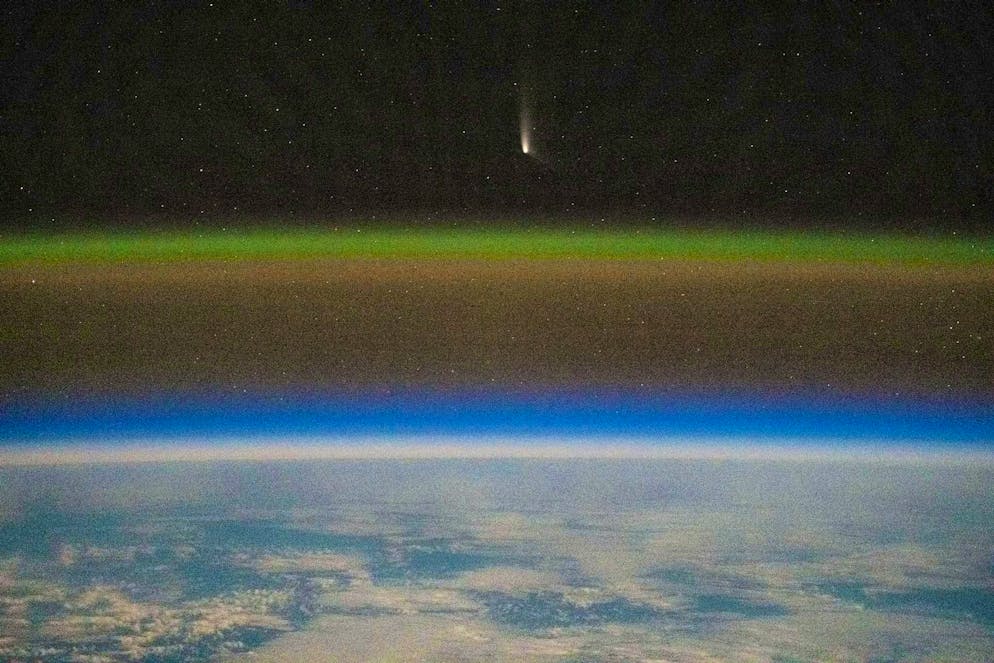 Comet with tail in the evening western sky - Gallery. Tsuchinshan Atlas will appear on the evening horizon in the west from October 10.