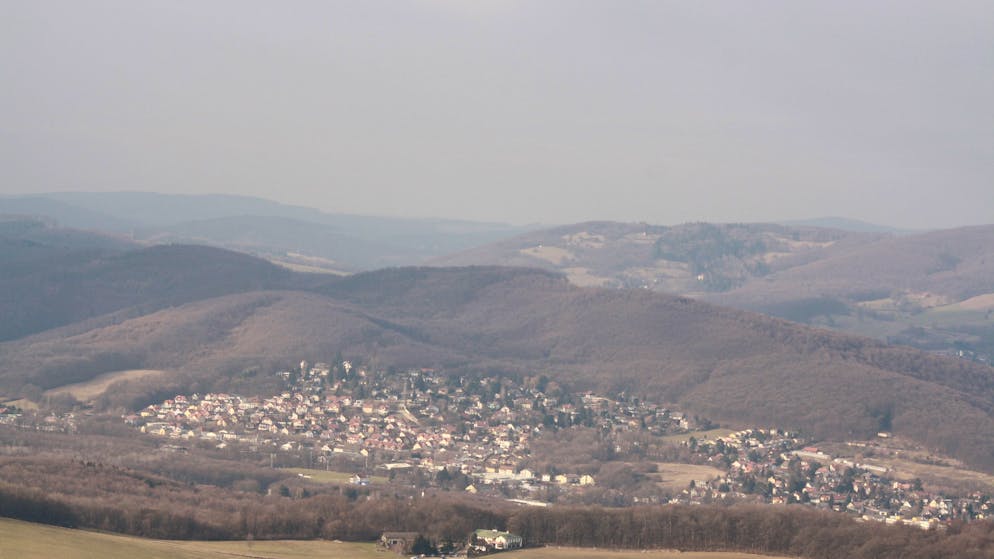 Property deal with billionaire. Dispute in village escalates - local council meets under police protection