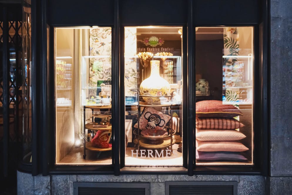 In Luxusboutiquen wie dem Hermès-Shop an der Bahnhofstrasse in Zürich gelten beim Verkauf andere Regeln.