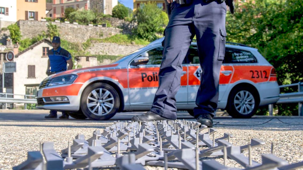 Die Autodiebe wurden mit Hilfe einer Nagelsperre gestoppt. 