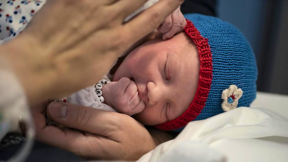 Die von einer Hebamme geleitete Geburtshilfe wird im Kanton Aargau auf die Kantonsspitäler Aarau und Baden sowie auf die Stiftung Spital Muri konzentriert. Das entschied der Regierungsrat. (Symbolbild)