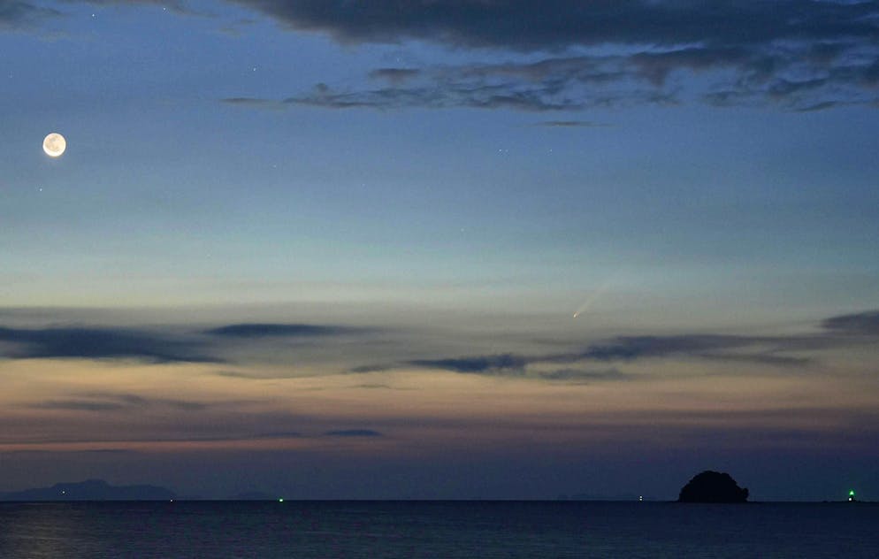 Komet mit Schweif am abendlichen Westhimmel - Gallery. Zuvor war er schon an zahlreichen anderen Orten der Erde zu bestaunen, wie hier nahe der westjapanischen Stadt Setouchi.