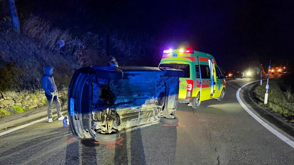 Das Auto kam seitlich gekippt zum Stillstand.