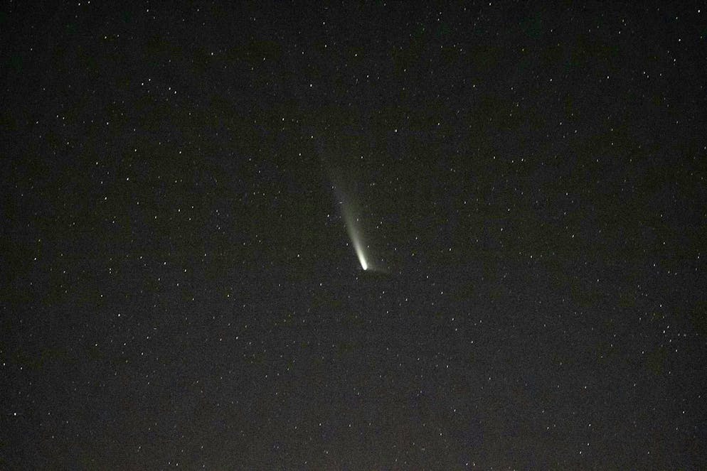 Comet with tail in the evening western sky - Gallery. The rare spectacle of a comet passing by with a long tail can be seen particularly well at the weekend and at the beginning of the week. In Switzerland, Friday evening probably offers the best opportunity due to the weather.