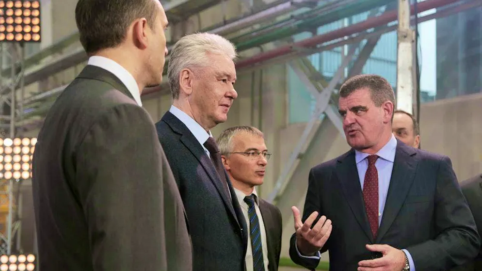 Moscow's mayor Sergei Sobyanin, 2nd from left, has the advantages of the "Aeroexpres" double-decker train explained to him in Moscow by Stadler CEO Peter Spuhler.