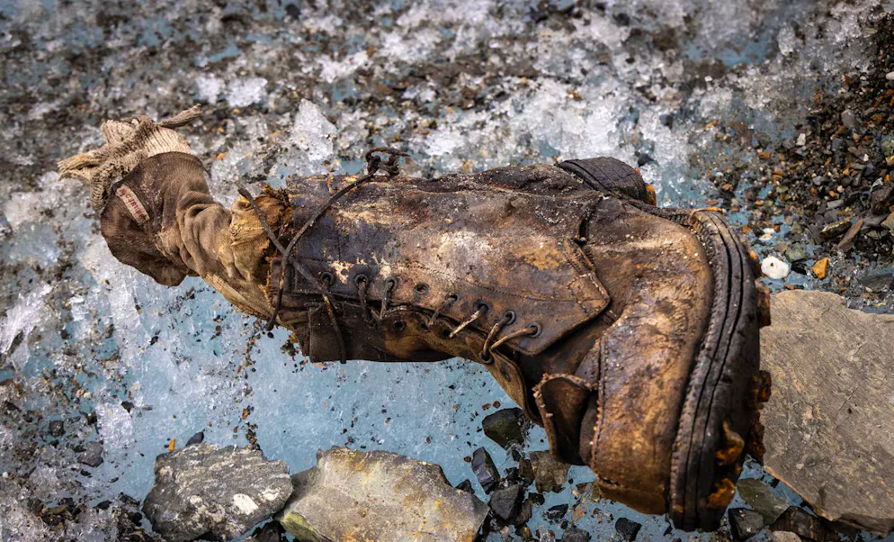 A l'intérieur de la chausseure, les membres de l'équipe ont découvert une chaussette rouge dans laquelle était cousue une étiquette «A.C. IRVINE»