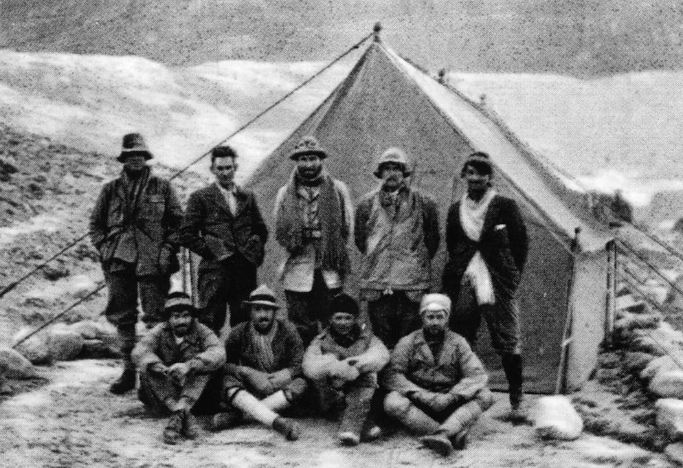  Teilnehmer der Everest-Expedition 1924. In der hinteren Reihe sind von links nach rechts Andrew Irvine und George Mallory zu sehen.