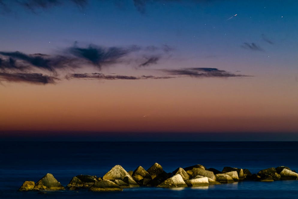 Komet mit Schweif am abendlichen Westhimmel - Gallery. ... oder im italienischen Molfetta. 